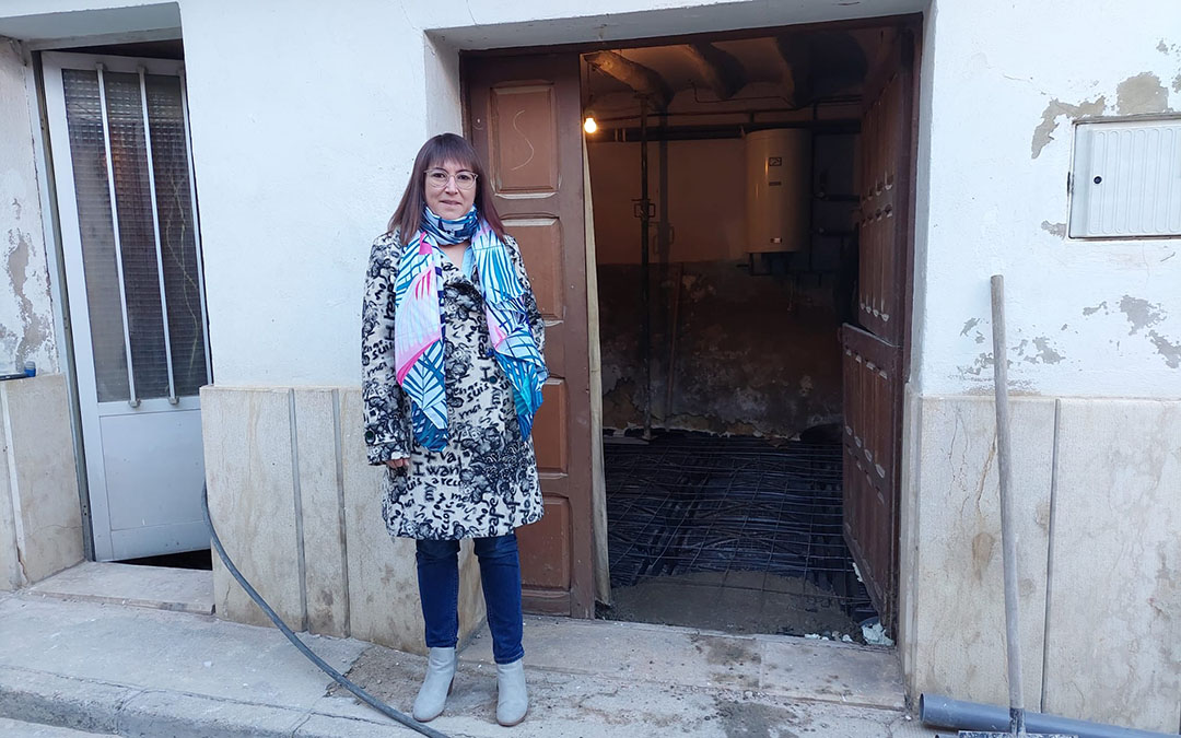 Susana Traver junto a la vivienda de la calle Horno que fue adquirida por el consistorio y que ultima el proceso de rehabilitación./ J.L.