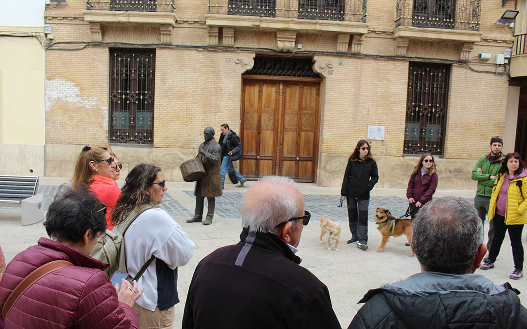 Parada ante la casa de Buñuel. / B. Severino