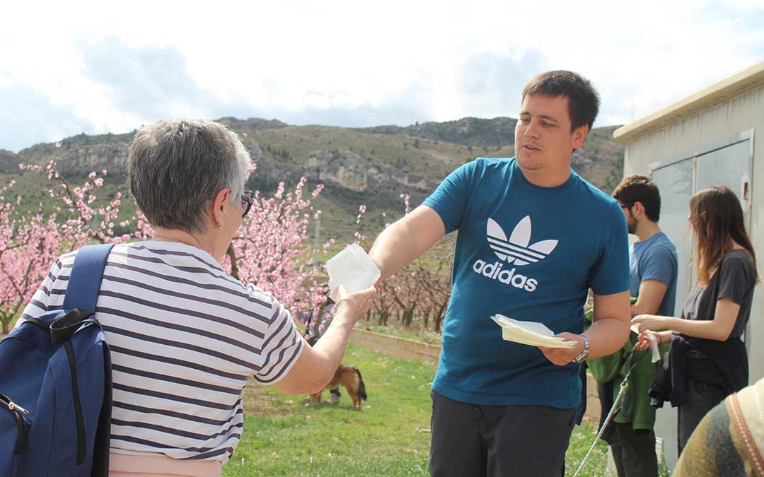 Reparto de bolsas de embolsar. / B. Severino