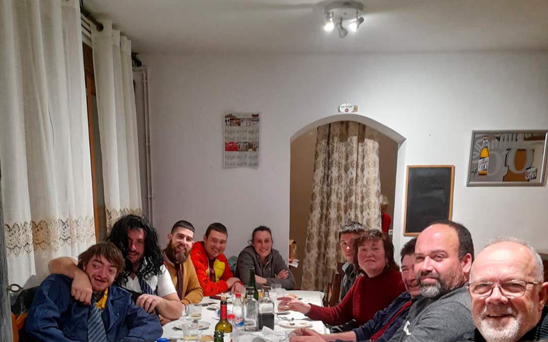 Buen ambiente tras la reapertura del multiservicio en la celebración de carnavales./E. Sava