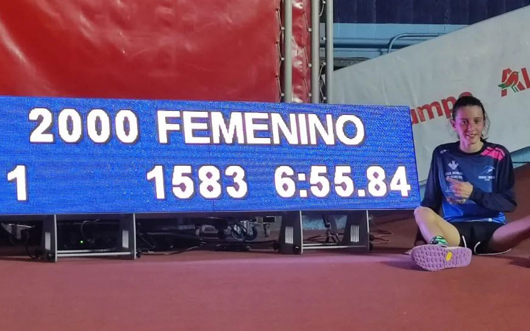 Carlota Gasión posa junto a su nuevo récord de Aragón de 2000ml PC / Tragamillas Alcañiz