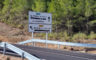 Tachan los nombres de los pueblos en catalán de las señales entre Torrevelilla y La Cañada de Verich
