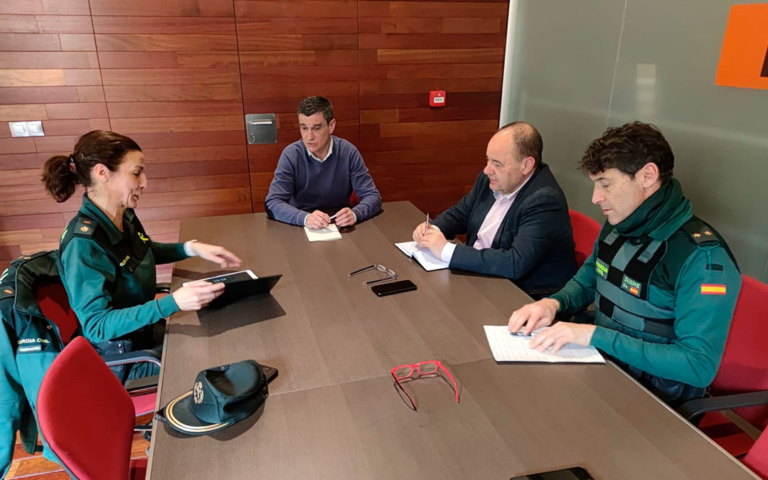 Reunión en la Comarca del Bajo Aragón entre la teniente coronel, Silvia Gil; el presidente comarcal, Luis Peralta; el Subdelegado del Gobierno en Teruel, José Ramón Morro, y el teniente de la 2ª Compañía, Javier Muro. /L.C.
