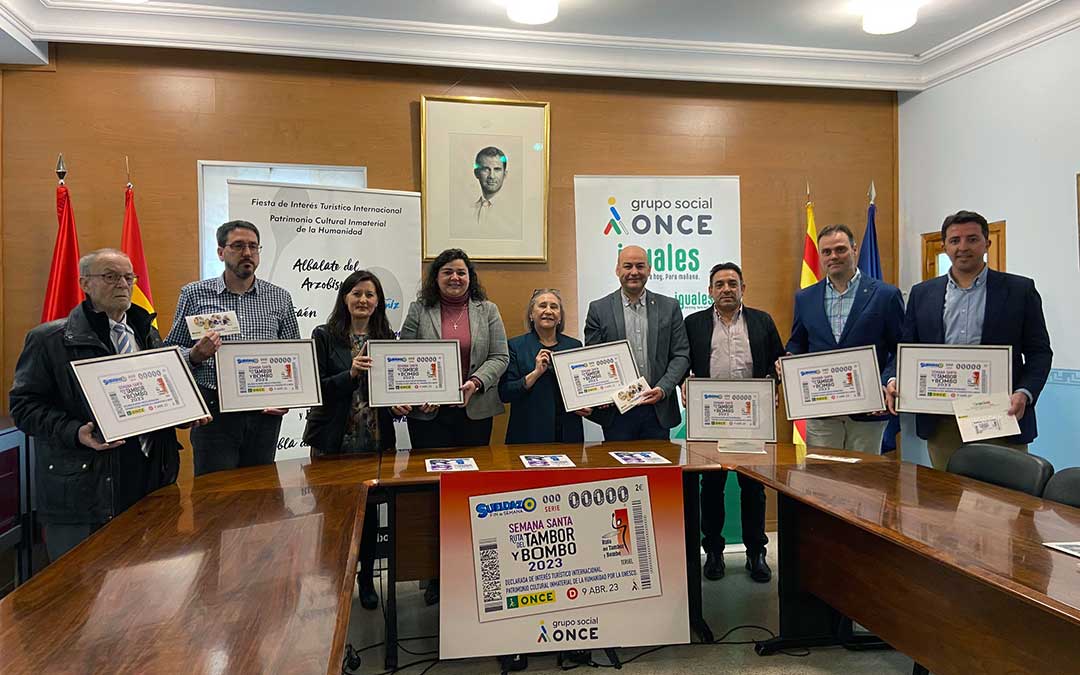 Los alcaldes de los nueve pueblos junto al presidente de la Ruta, Fernando Galve; Raquel Pérez, delegada de la ONCE en Aragón; y Pilar Calvo, directora de la Agencia de la ONCE en Teruel./ Alicia Martín