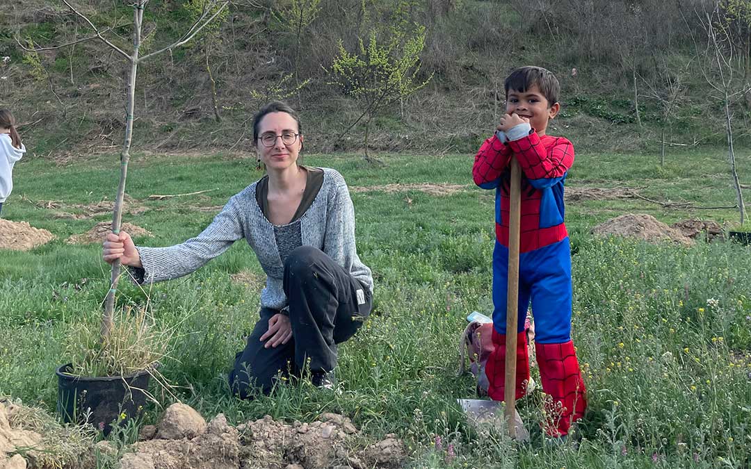 Un pequeño Spider-Man también ha acudido a socorrer a sus vecinos./ M.C.
