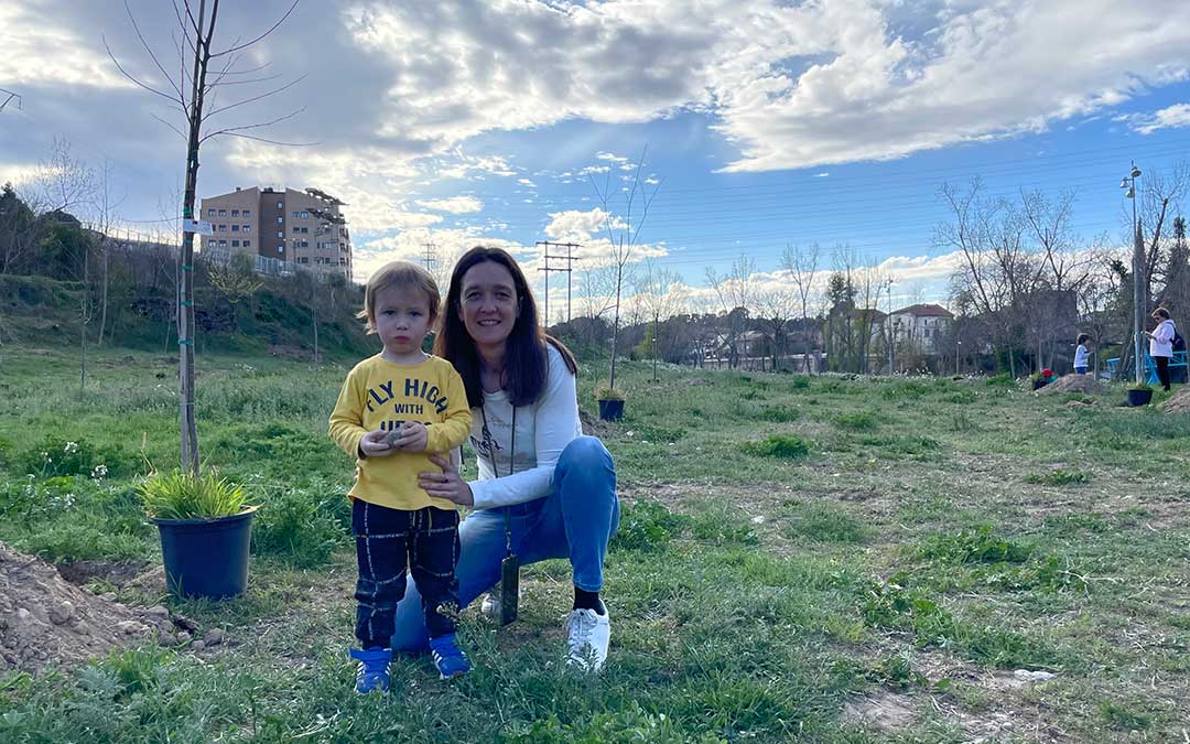 Madre e hijo disfrutan de la jornada por el Día del Árbol./ M.C.