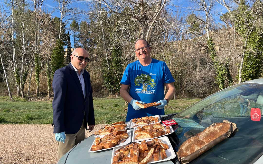El teniente de alcalde, Javier Baigorri, y el concejal de Medio Ambiente, Ramón Panadés, preparan la merienda para todos los asistentes./ M.C.