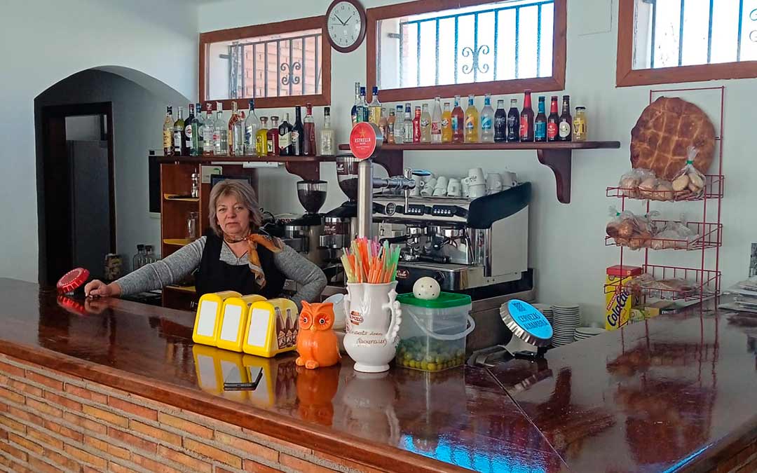 Cuenta con bar, restaurante, tienda y alojamiento