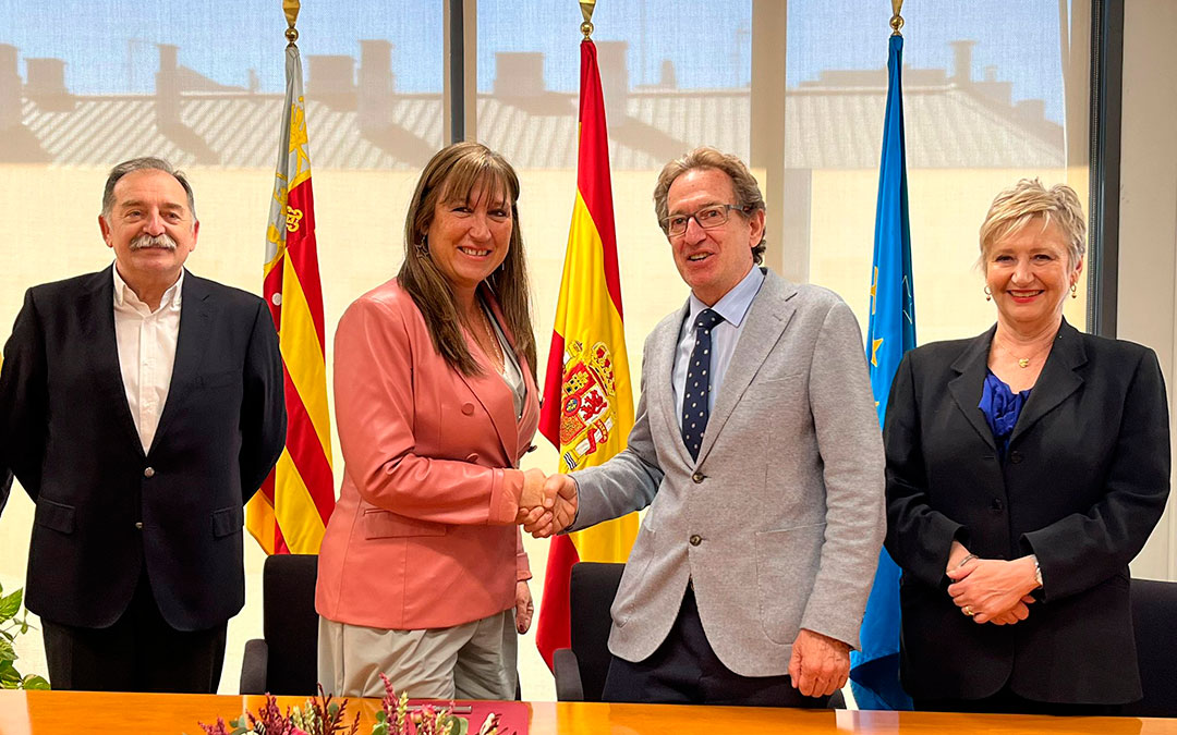 Repollés y Mínguez, tras la firma del convenio en Valencia./ DGA