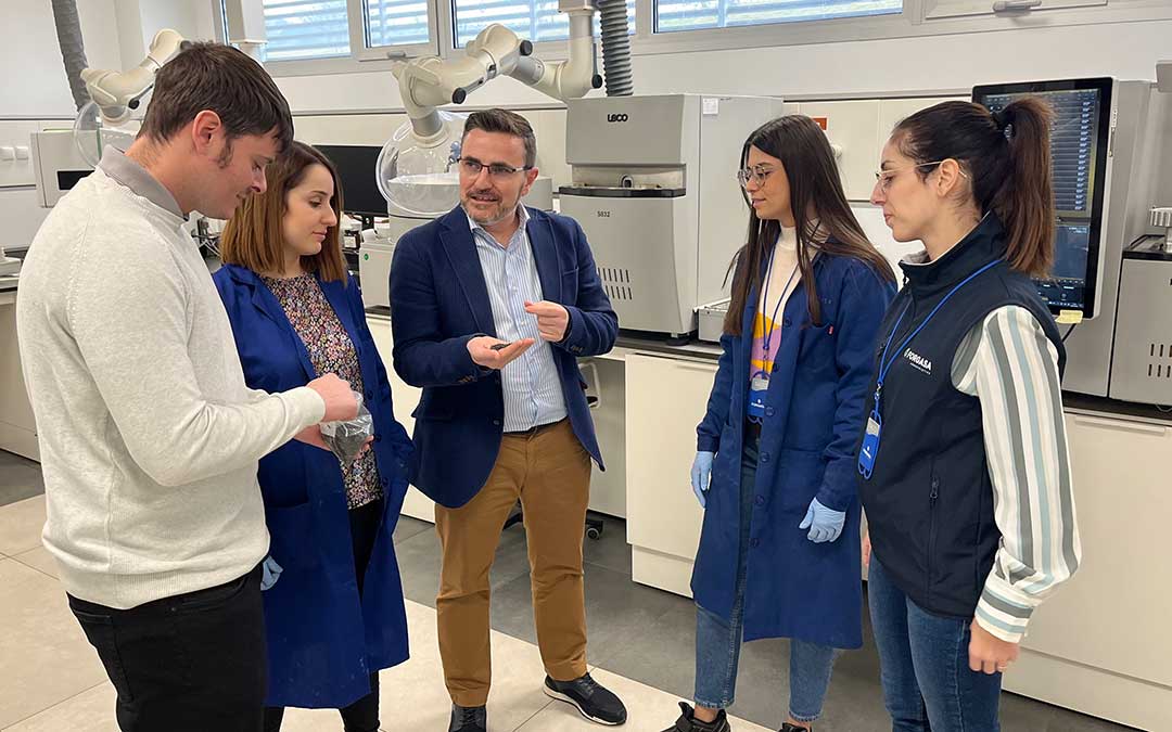 El director de negocio de Forgasa, Alberto Mayor, en el laboratorio junto a los responsables de Calidad e I+D+i / L. Castel