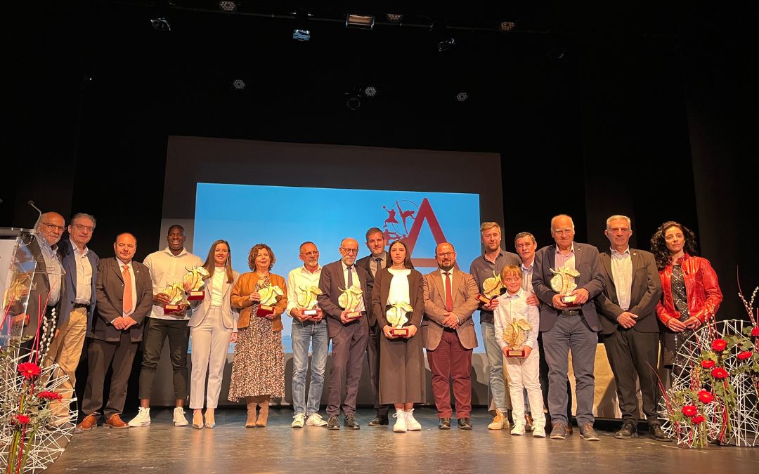 Foto de familia de los premiados de la Gala Provincial del Deporte Turolense celebrada este viernes en Alcañiz./ C.O.
