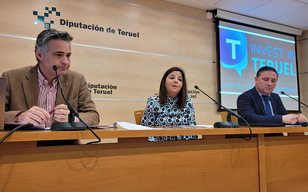 De izda. a dcha: el secretario general de CEOE Teruel, Sergio Calvo; la diputada Ana Cris Lahoz; y el presidente de CEOE Teruel, Juan Ciércoles./ DPT