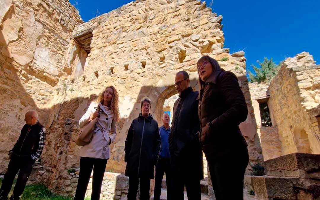 Visita de Felipe Faci y Marisancho Menjón ayer a Mirambel./ DGA
