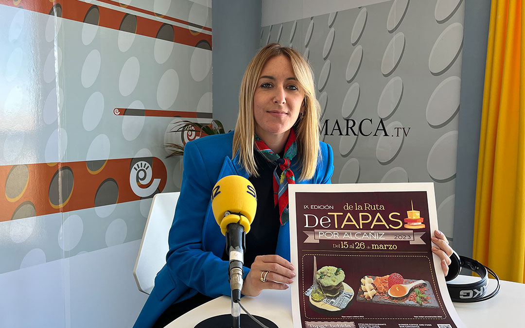 Raquel García, comercial del Grupo de Comunicación La COMARCA, en el estudio de radio / E.P.
