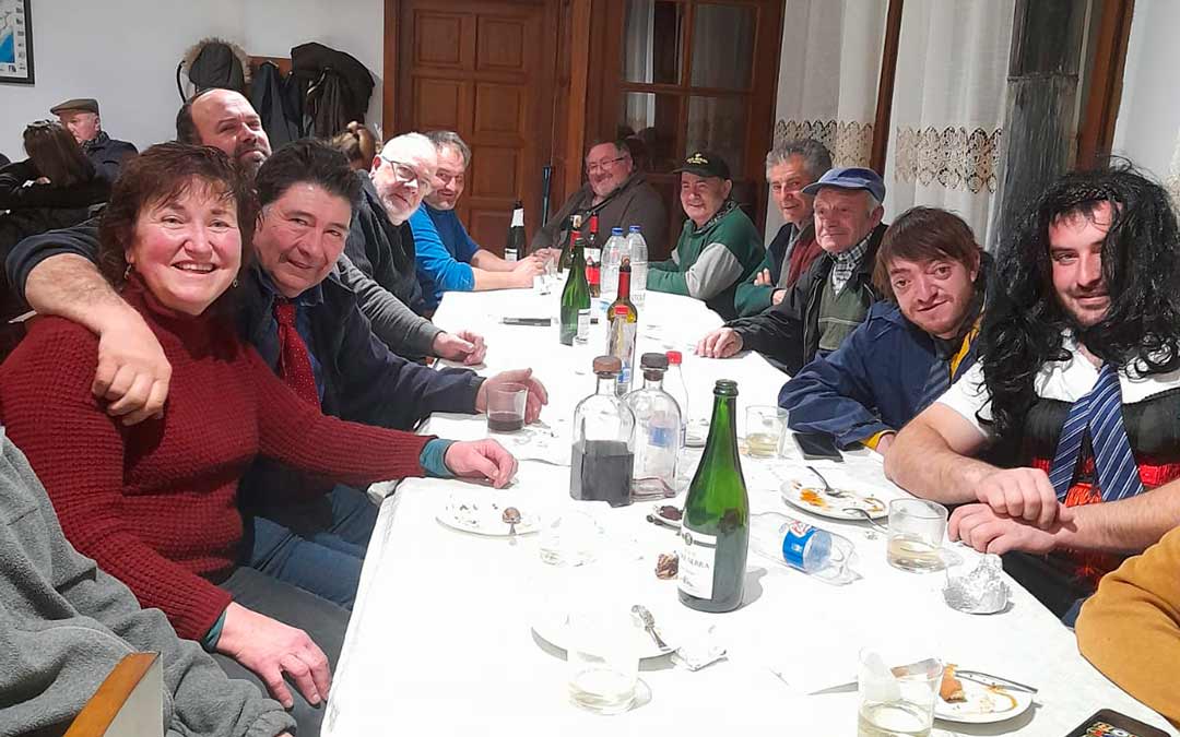 Los vecinos en la celebración del carnaval en el establecimiento reabierto al público./E. Sava