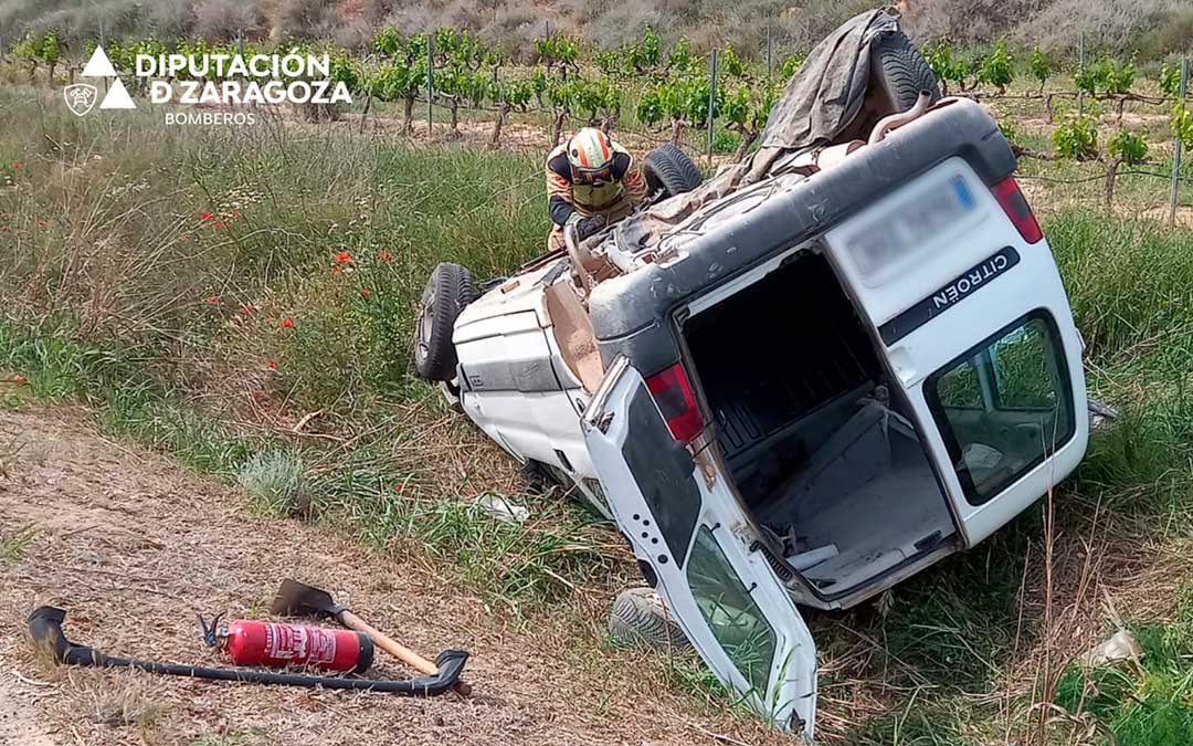 El conductor de una furgoneta se ha salido de la carretera entre Caspe y Maella./ Diputación de Zaragoza