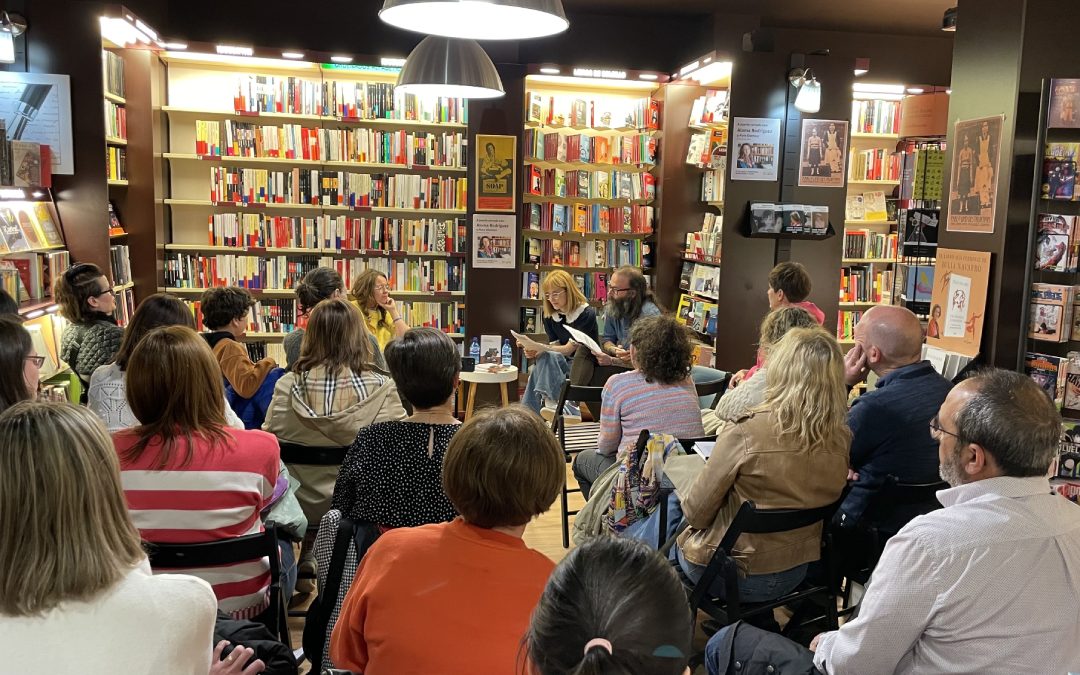Aloma Rodríguez se encontró con sus lectores este jueves en la librería Santos Ochoa de Alcañiz./ María Celiméndiz