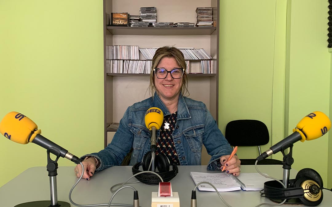 Ana Mosteo, trabajadora social de la comarca del Bajo Aragón-Caspe, en Radio Caspe./ P.S.