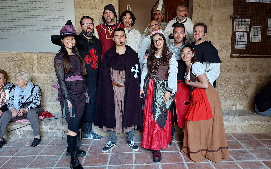 Foto de familia de los participantes en la representación de los Secretos de la Carta Puebla/ J.L.