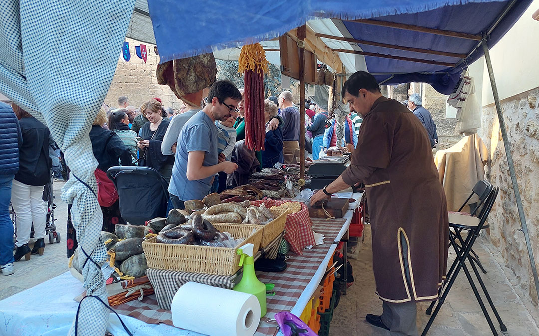 El mercado medieval ha acogido todo tipo de productos típicos./ J.L.