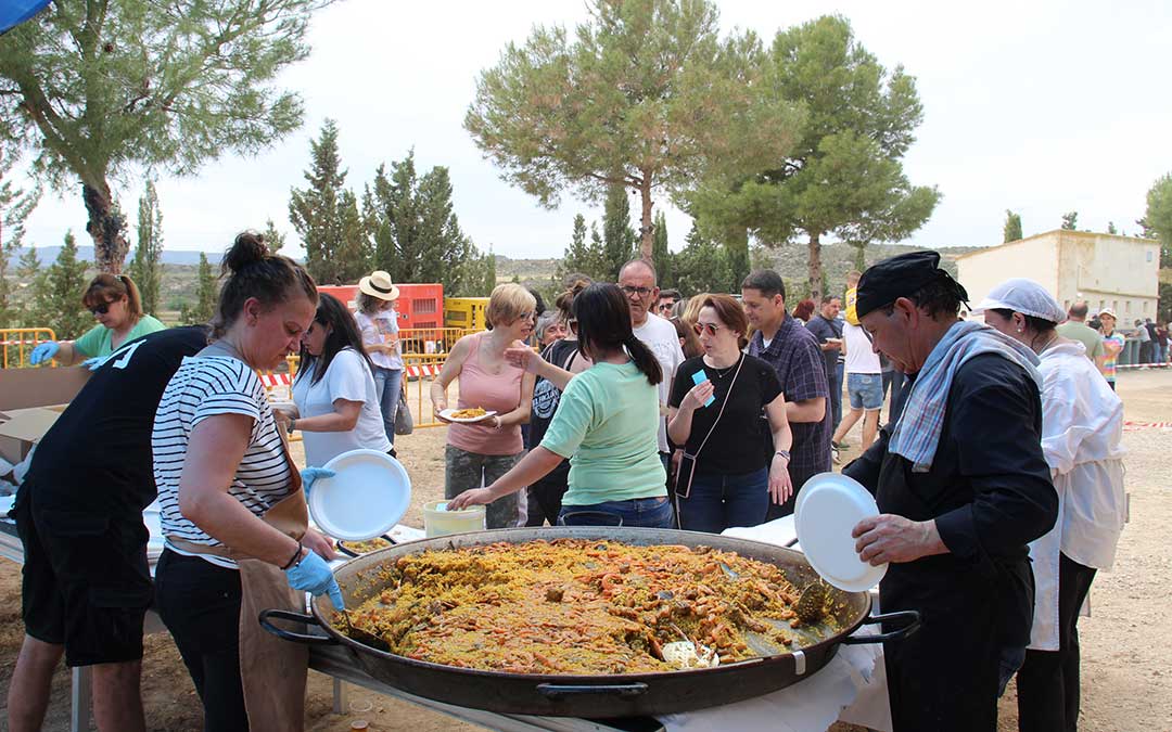 Reparto de paella en San Marcos. / B. Severino