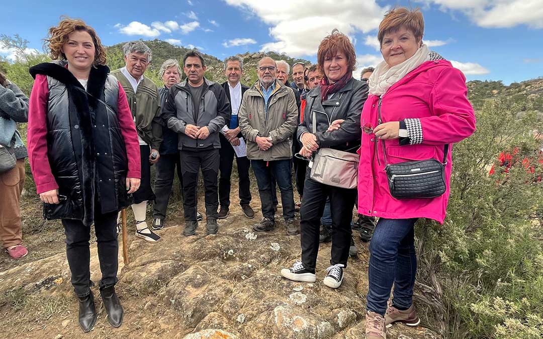 Los alcaldes y los Amigos de los Balsetes en los 'cuatro mojones' este sábado / L. Castel