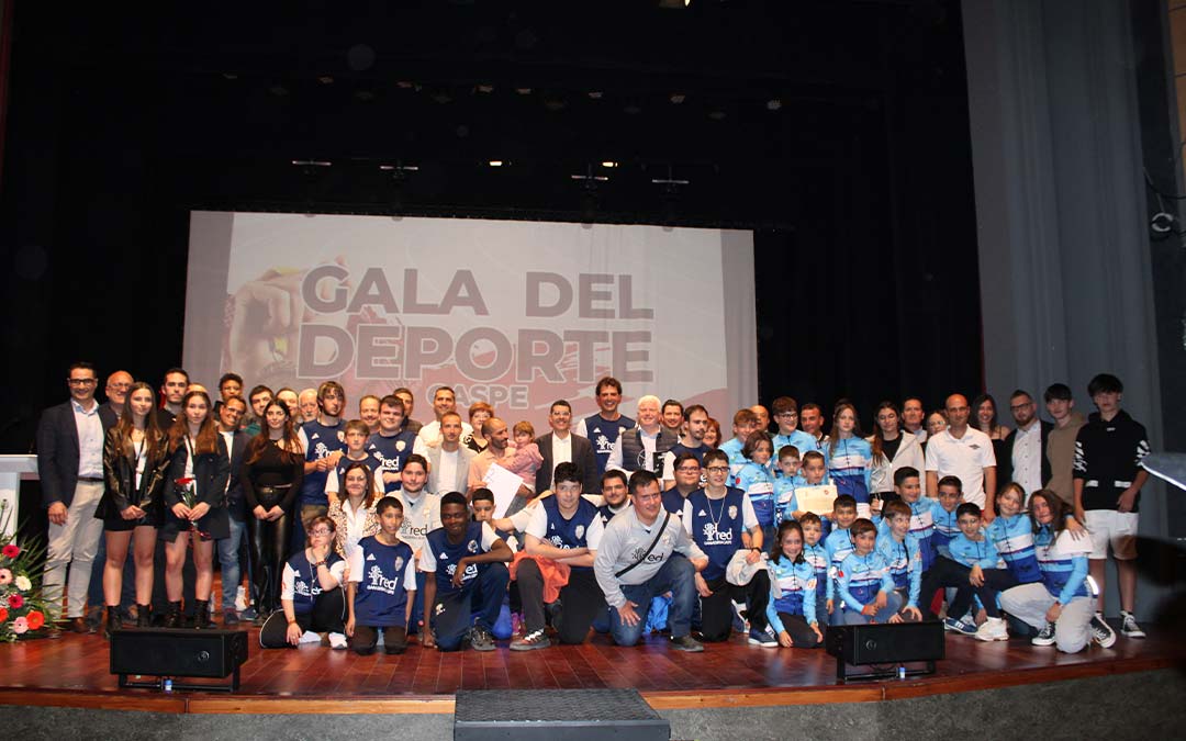 Foto grupal de premiados y autoridades en la XIV Gala del Deporte Caspolino./ Pilar Sariñena