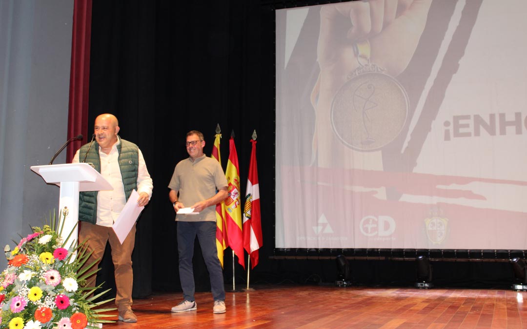El padre del futbolista Álvaro Sanz recogió el galardón./ P.S.