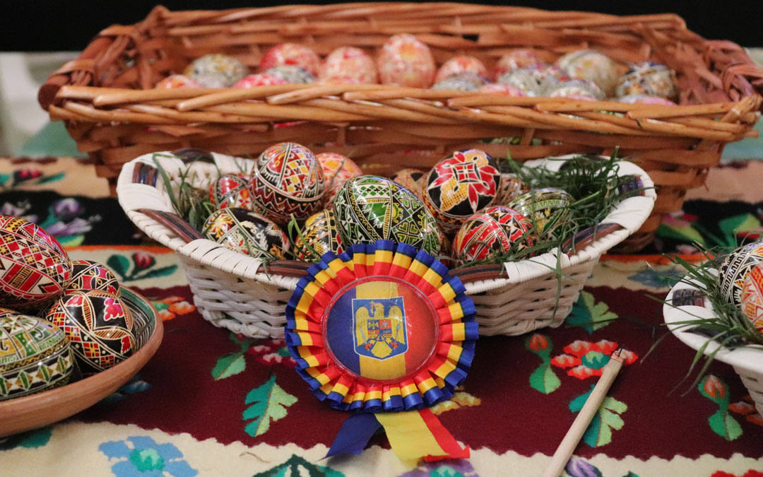 Huevos decorados por el maestro artesano invitado./N. ALTABA