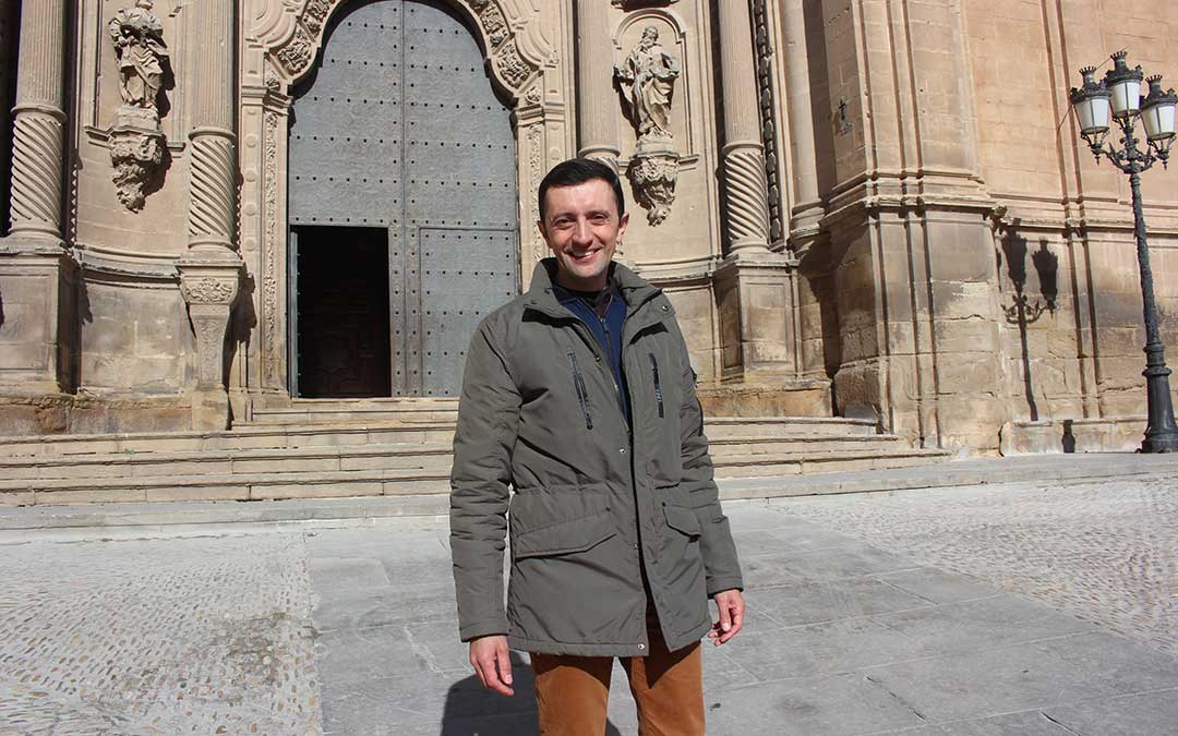 Juanes hace unos días a las puertas de la Iglesia Mayor de Alcañiz / L. Castel