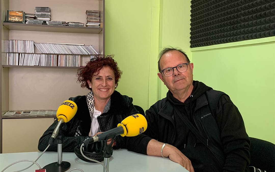 Lola Bielsa y José Ballabriga, en Radio Caspe. / P.S.
