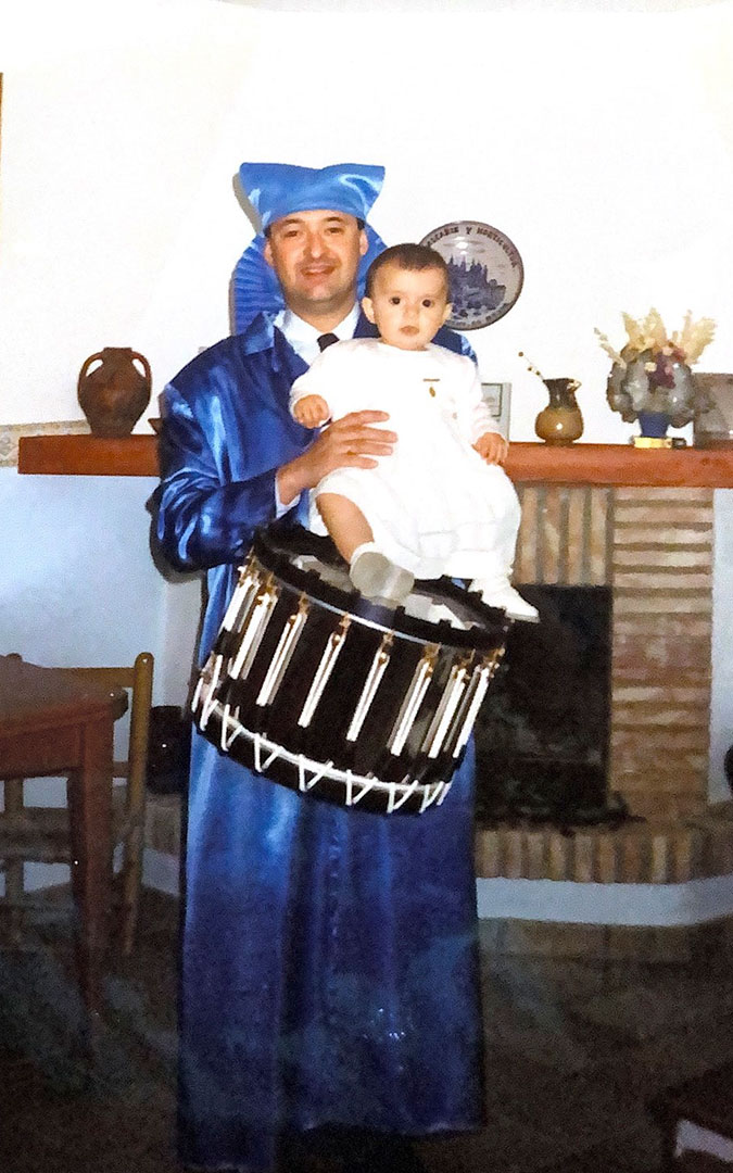 Paco Moros sosteniendo a su hija Isabel encima del tambor cuando era un bebé / Archivo familiar