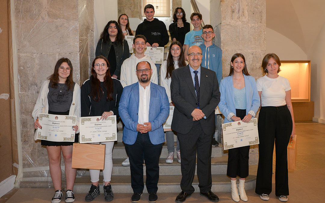 Rando e Izquierdo junto con los premiados de la categoría juvenil. A la derecha, en primera línea, de azul, la alumna del IES Bajo Aragón, Marina Serrano./ DPT