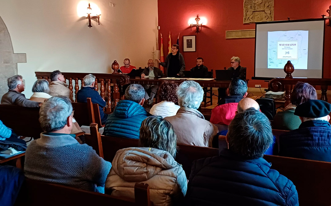 El salón del Ayuntamiento de Cantavieja acogió el  acto de presentación. /C.M.