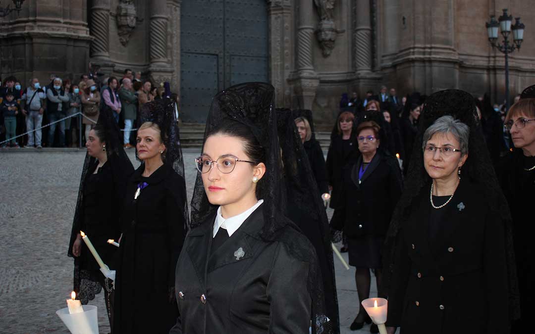 En 2022 contabilizaron alrededor de 140 mujeres con peineta en la procesión de la Soledad / L. Castel