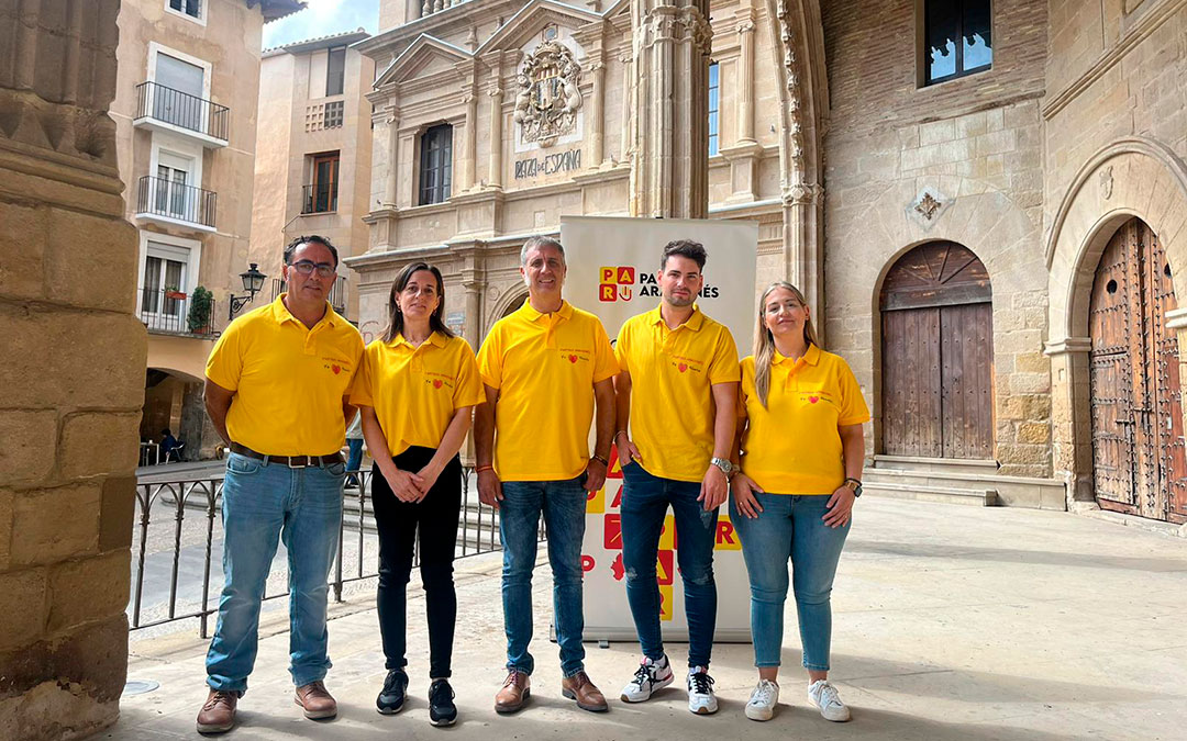 El PAR, con Ramiro Domínguez a la cabeza, este martes en la Lonja de "la plaza más bonita de Aragón". / B. Severino