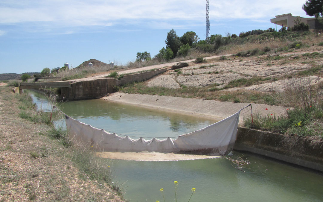 Estado actual de una de las lonas colocadas por la CHE en el canal de la Estanca de Alcañiz./ Jesús Perdiguer