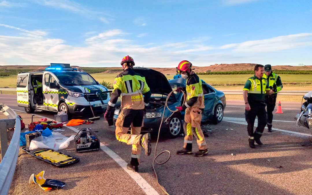 Intervención de los equipos de emergencias en el accidente producido este martes en la N232, cruce de Puigmoreno./DPT