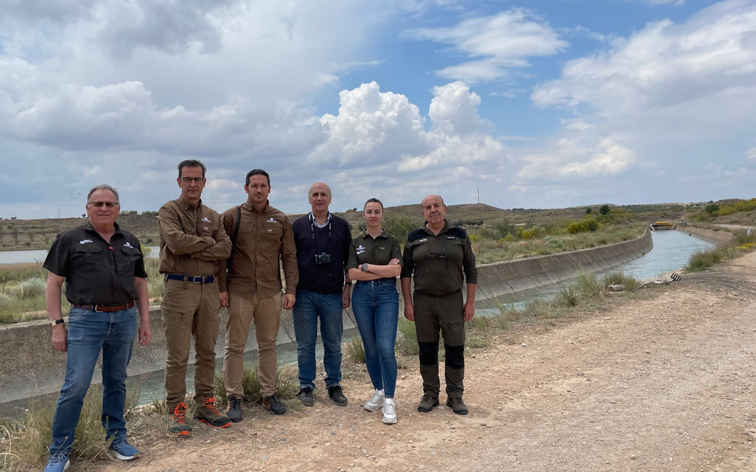 De izquierda a derecha: Andrés Albacar (vocal de la junta de la Sociedad de Cazadores de Calanda), Luis Fernando Villanueva (director de la Fundación Artemisan), Gonzalo Varas (investigador de Artemisan y vicepresidente de la Asociación del Corzo Español), Jesús Perdiguer (vecino de Alcañiz implicado en la causa), Elena Fuentes (investigadora de Artemisan) y Javier Escorza (coordinador de Agentes de Protección de la Naturaleza del Bajo Aragón y Matarraña)./ María Celiméndiz