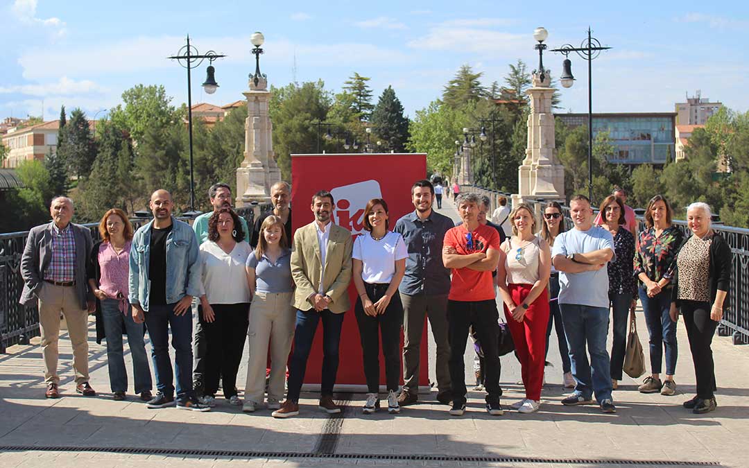 Los candidatos a las Cortes por la provincia de Teruel junto al coordinador de IU Aragón y candidato a la presidencia de las Cortes, Álvaro Sanz / IU