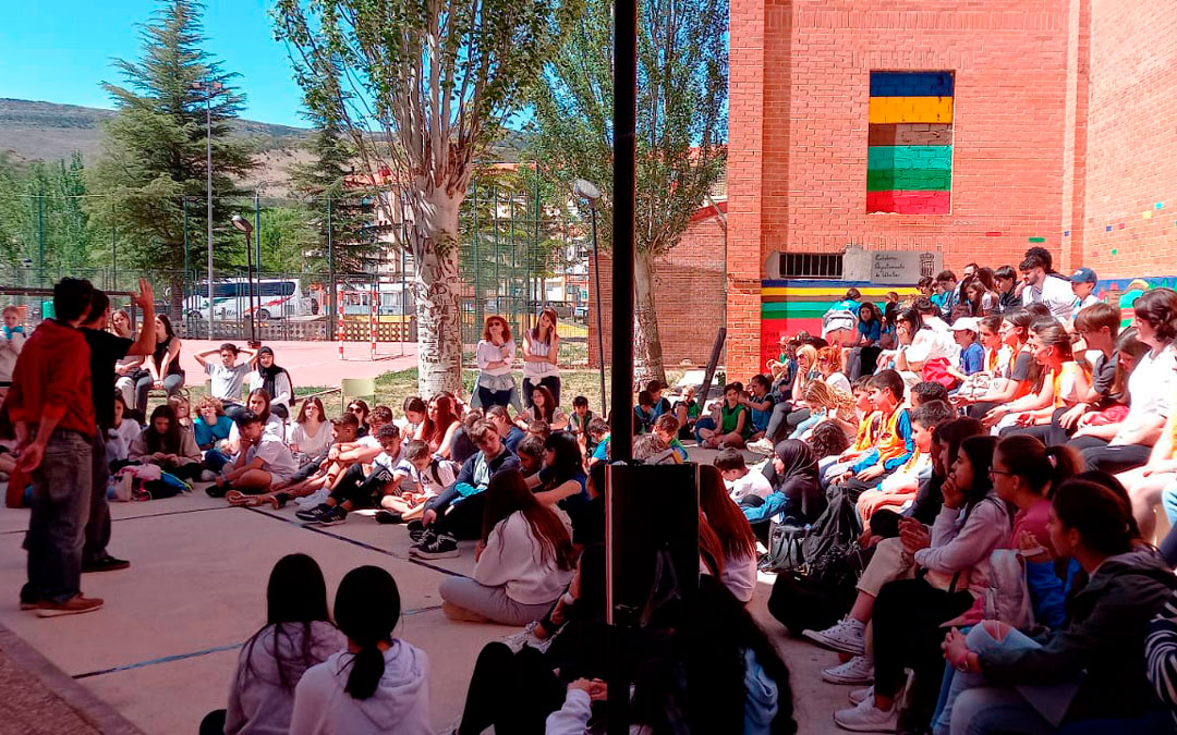 El Alumnado Ayudante se ha reunido en el aula al aire libre del IES Fernando Lázaro Carreter de Utrillas./ IES Fernando Lázaro Carreter
