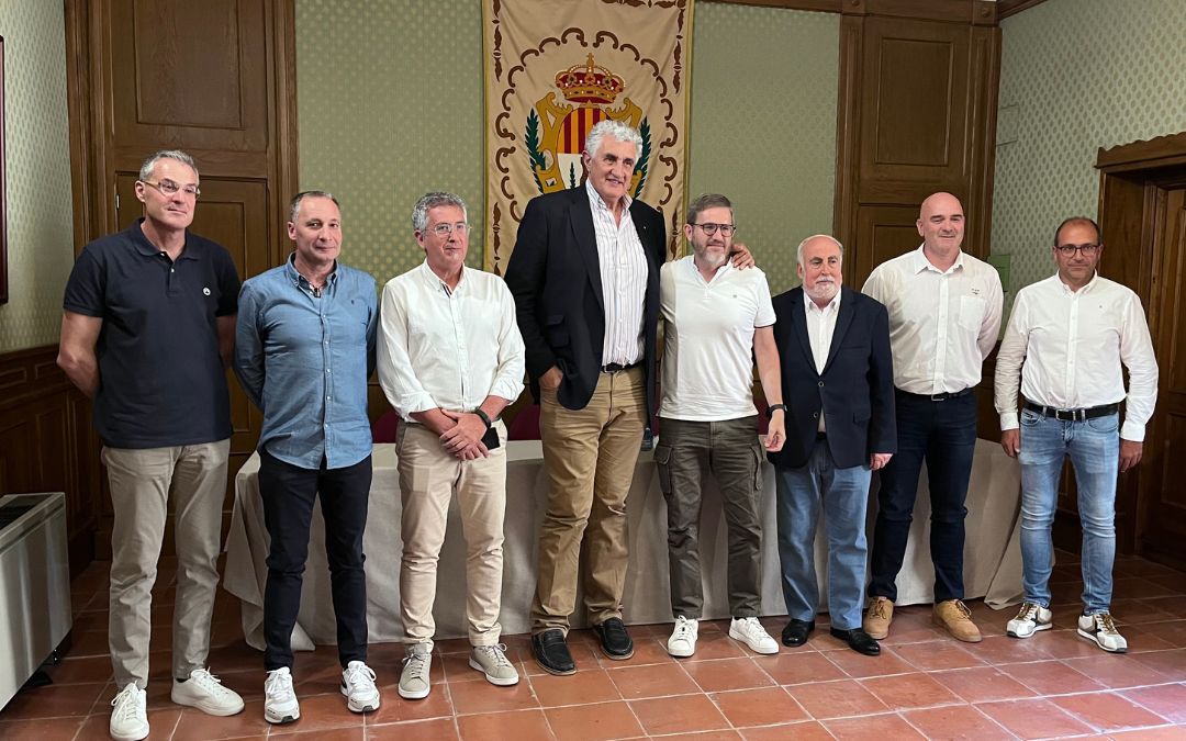Fernando Romay, embajador de la Federación Española de Baloncesto, junto a Ignacio Urquizu, alcalde de Alcañiz, acompañados de José Luis Alejos y Elías Beguer, asesor y responsable de la Escuela de Baloncesto de Alcañiz (izqda.) y José Miguel Sierra y Pedro Meléndez, presidente de y director deportivo de la Federación Aragonesa de Baloncesto (dcha.)./ C. O.
