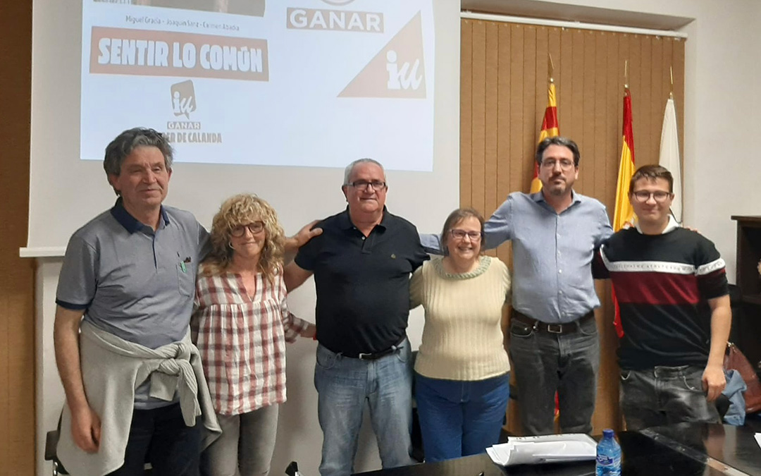 Joaquín Sanz, en el centro, cabeza de lista de Ganar IU en Samper. Pedro Bello, de La Puebla, arropó la presentación de la lista. / Ganar IU Teruel