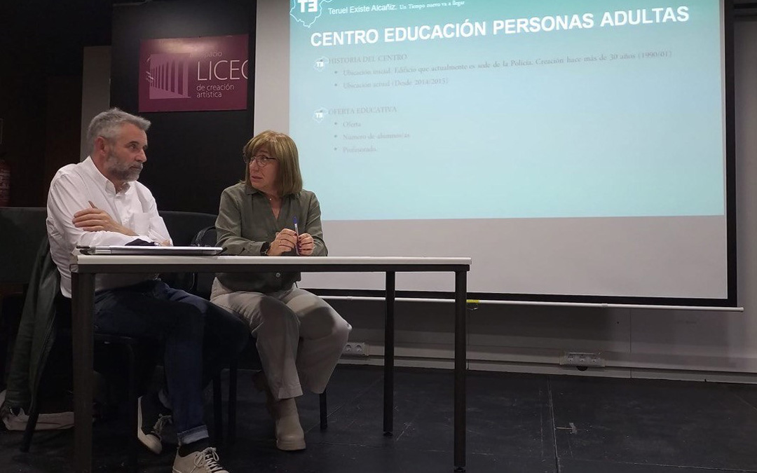 María Ángeles Osed e Ignacio Martínez, integrantes de la candidatura municipal de Teruel Existe en Alcañiz./ Teruel Existe