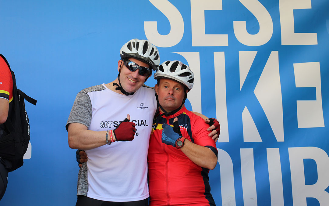 V Sesé Bike Tour en Urrea de Gaén. Preparados para la Special Olympics. Entre los corredores, fans de Contador. / B. Severino