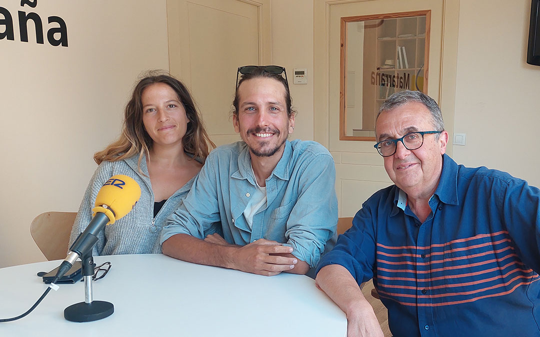 Anna, Julio y Xavier en Matarraña Radio./ J.L.