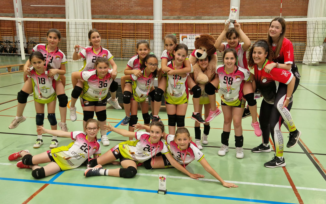 Las benjaminas A y B del Voleibol Kasalkas Alcañiz celebrando la victoria./ Voleibol Kasalkas