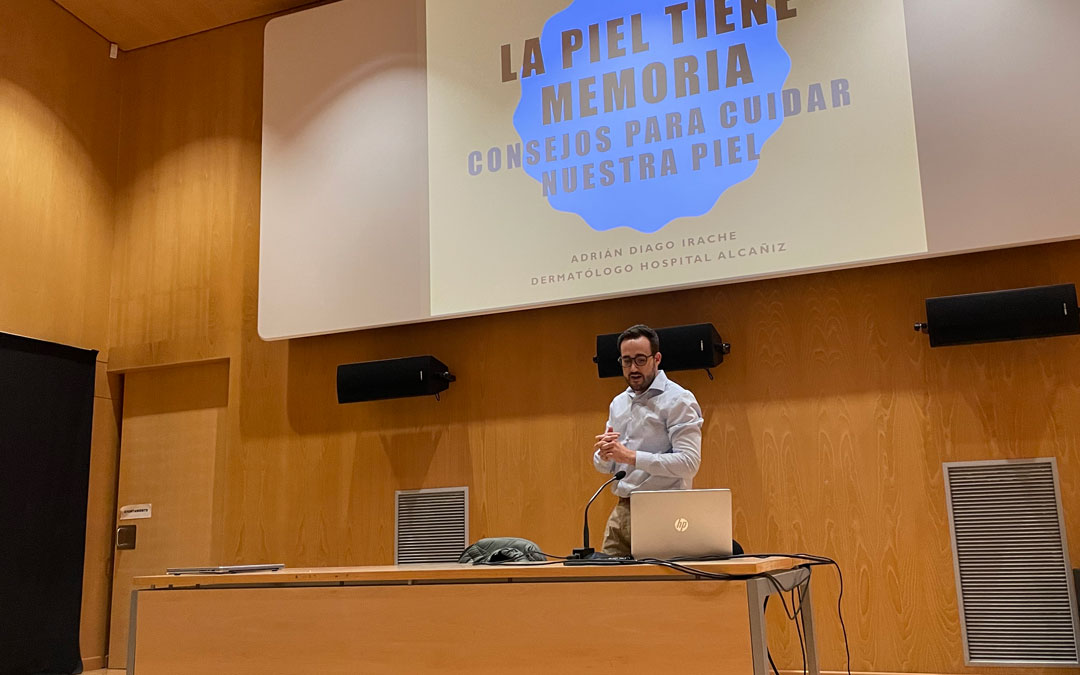 El dermatólogo del Hospital de Alcañiz, Adrián Diago Irache, impartió una charla divulgativa en el Palacio Ardid dentro de la campaña Euromelanoma./ María Celiméndiz