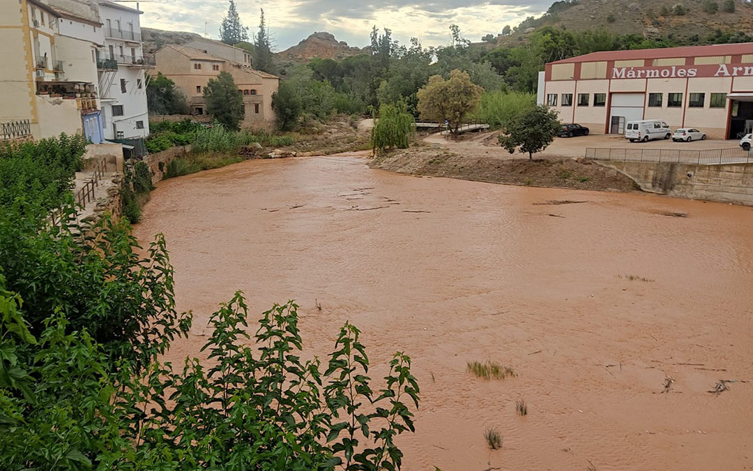 El río Martín a su paso por Albalate del Arbozispo presentó un aumento de caudal tras las tormentas de Cuencas Mineras./ J.L.
