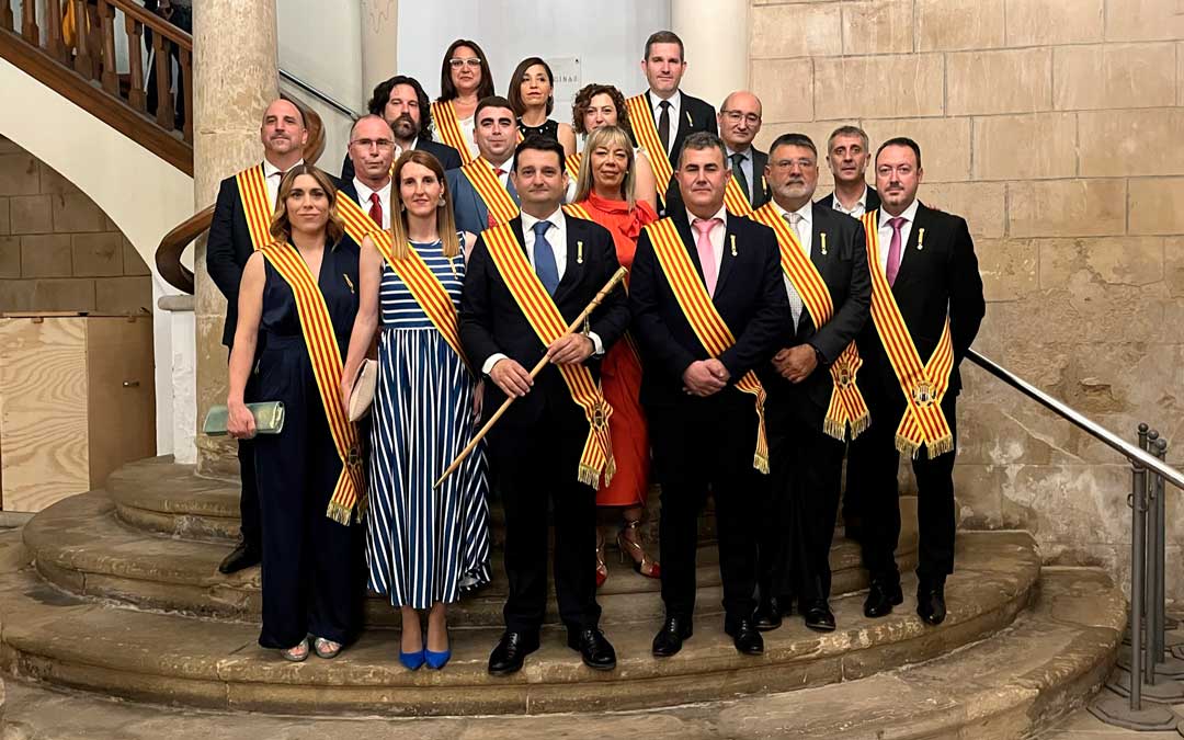Foto de familia de la nueva corporación de Alcañiz con el alcalde, Miguel Ángel Estevan, a la cabeza./ L. Castel